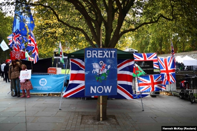 Сторонники Брекзита у здания парламента в Лондоне, октябрь 2019 года