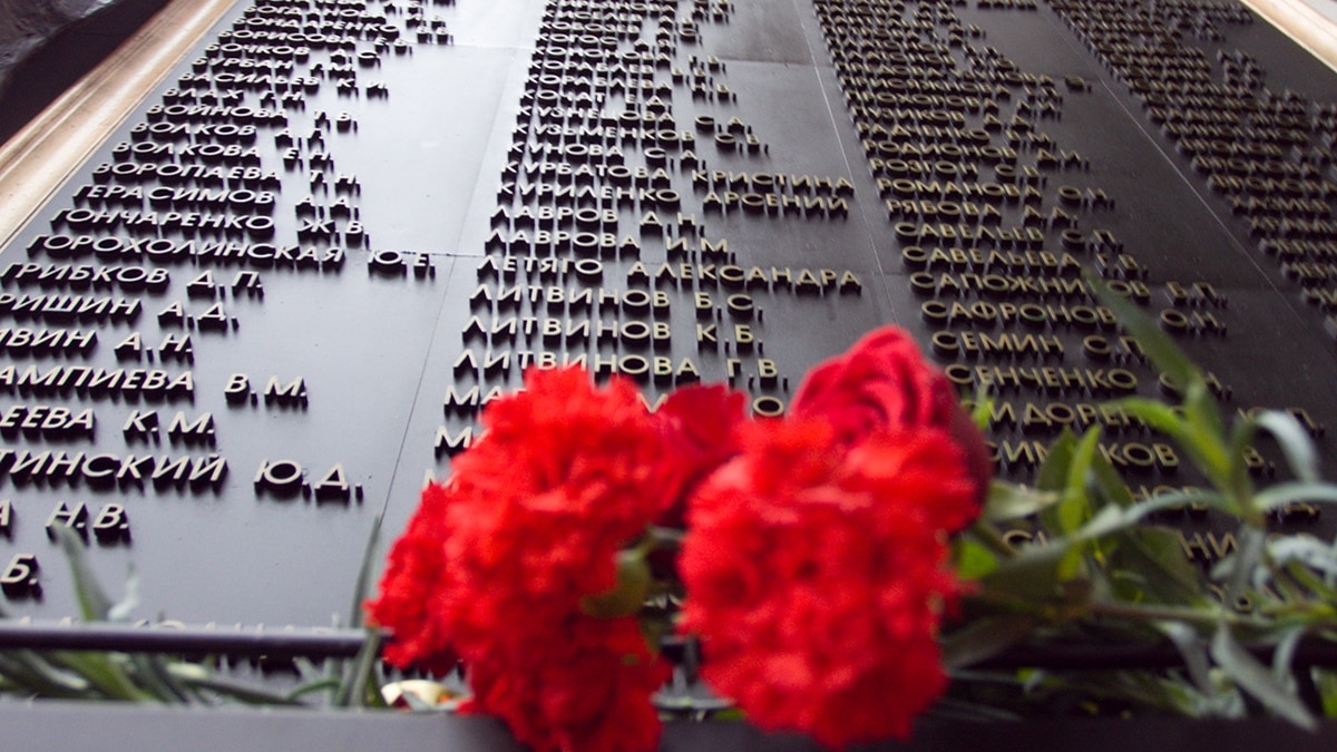 Сколько погибло в дубровке человек 2002. Мемориальная доска Норд ОСТ. 23 Октября — 26 октября 2002 года — теракт на Дубровке.. Теракт на Дубровке мемориал.