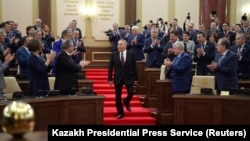 Сложивший с себя полномочия президента Нурсултан Назарбаев на церемонии присяги вступающего в должность президента бывшего спикера сената Касым-Жомарта Токаева. Астана, 20 марта 2019 года.