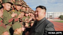 کیم جونگ‌اون در حال بازدید از دانشکده افسری میانگ‌یونگ‌ده در پایتخت کره شمالی