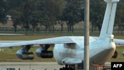 Задержанный в Таиланде самолет Ил-76 с тоннами оружия на борту. Бангкок, 12 декабря 2009 года.