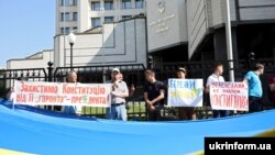 Під час акції біля будівлі Конституційного суду України, який розглядає питання, чи відповідає Конституції указ президента Володимира Зеленського про розпуск Верховної Ради. Київ, 11 червня 2019 року