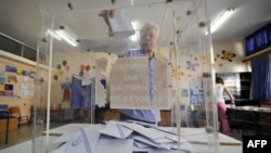 Греческий избиратель голосует на всеобщих выборах. Иллюстративное фото.