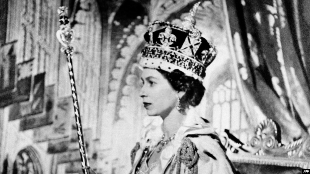  Кралица Елизабет Втора театралничи в деня на коронацията си, 2 юни 1953 година 