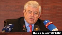 Ішкі істер министрінің орынбасары Владимир Божко баспасөз мәслихатында сөйлеп отыр. Астана, 14 сәуір 2015 жыл.