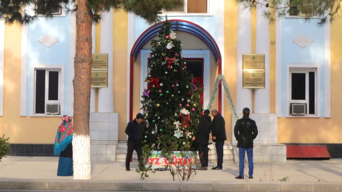 Власти Туркменистана готовятся к Новому году, собирая у населения деньги на  ёлки и украшения