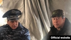 Глава МВД Таджикистана Рамазон Рахимзода и его кыргызский коллега Кашкар Чунушалиев.