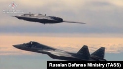 Беспилотный летательный аппарат «Охотник» во время первого совместного полета с истребителем Су-57. Скриншот с видео Минобороны России