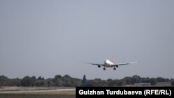 Самолет заходит на посадку в аэропорту «Манас». 16 октября 2018 года.