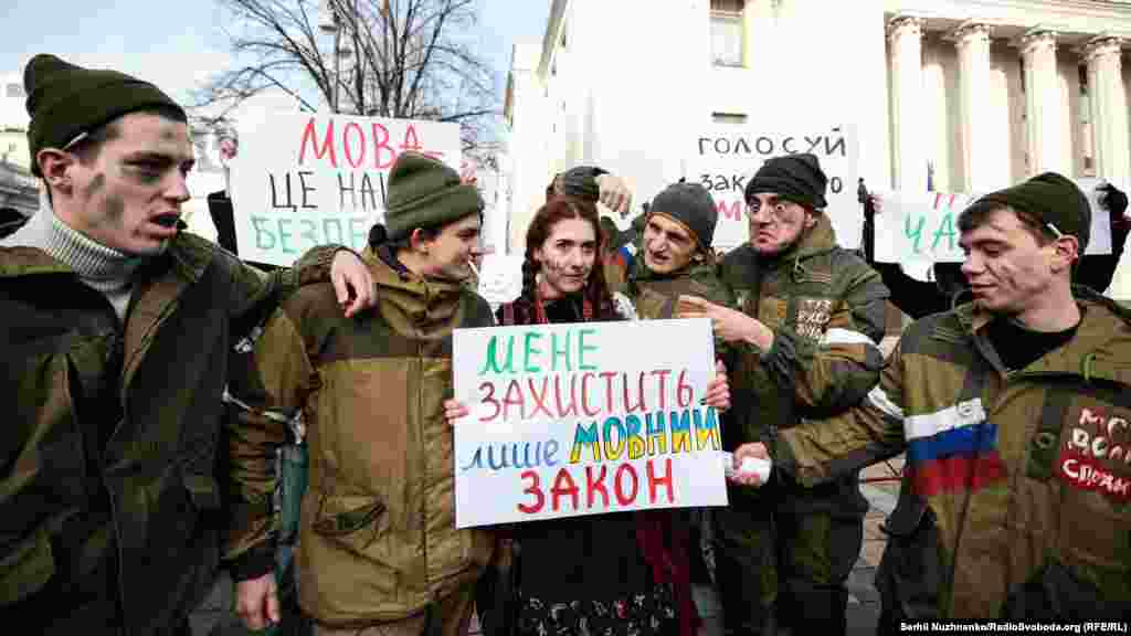 Активісти в російській військовій формі прийшли до ВРУ, де розглядається законопроект про українську мову, в Києві, 28 лютого 2019 року