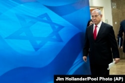 Биньямин Нетаньяху идет на заседание правительства. 18 июля 2018 года