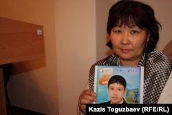Карлыгаш Мукаш, потерпевшая по делу пограничника Владислава Челаха, приговоренного к пожизненному сроку по обвинению в убийстве 15 человек. Алматы, 5 февраля 2013 года.