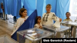 Голосування на одній з виборчих дільниць Києва під час виборів президента України, 25 травня 2014 року