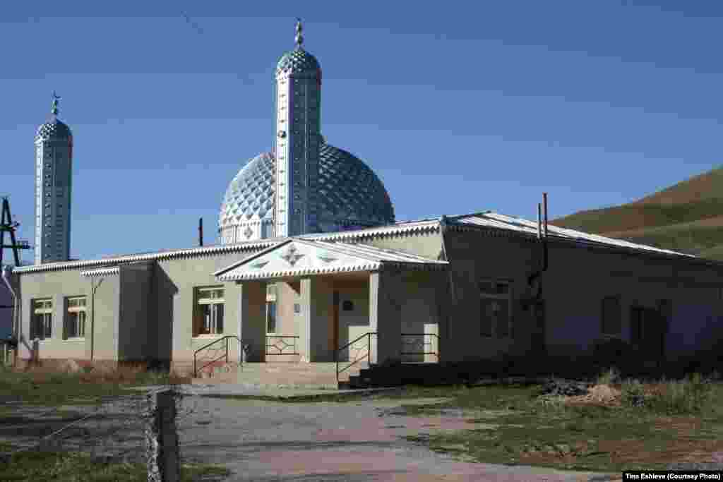 Cуусамыр - Раньше строили школы, а теперь мечети. Фото Тины Эшиевой