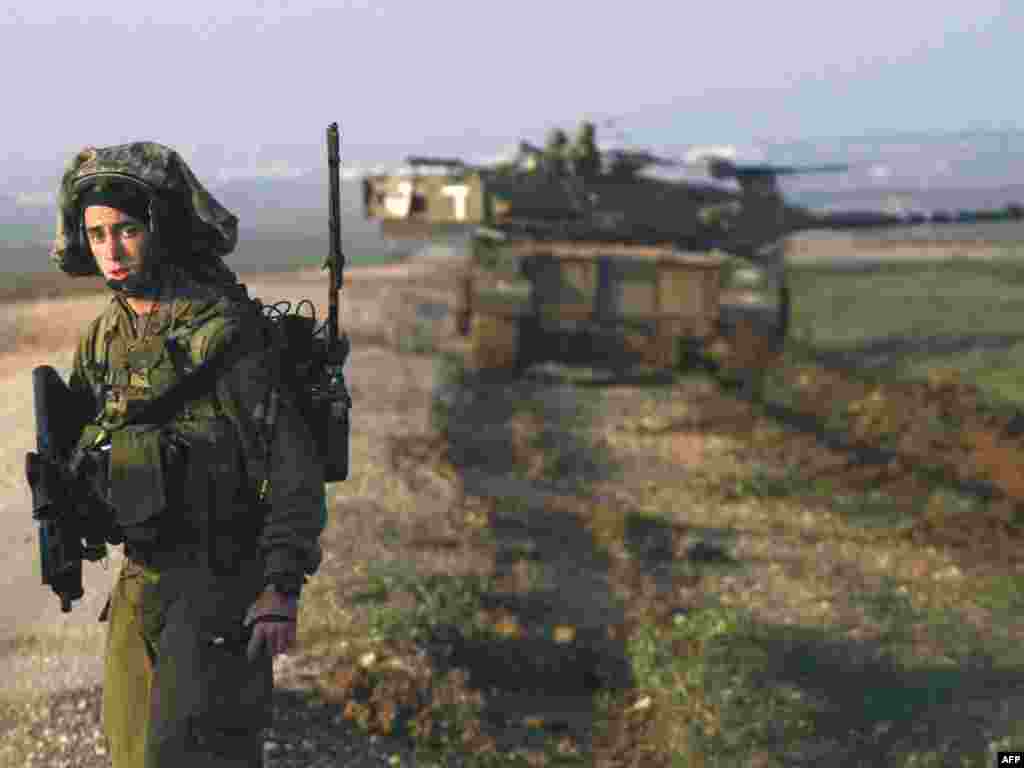 Армия Израиля занимает позиции на границе с сектором Газа, 29 декабря 2008.