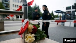 Цветы у торгового центра «Олимпия» в память о жертвах стрельбы 22 июля 2016 года.