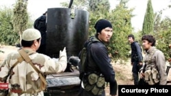 Сирияда соғысып жүрген, түрлері ортаазиялықтарға ұқсас адамдар. (Syria news сайтының Facebook парағында жарияланған сурет)