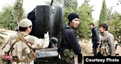 Сириядағы көтерілісшілер қатарында соғысып жүрген белгісіз азиялықтар. Интернетте жарияланған сурет.