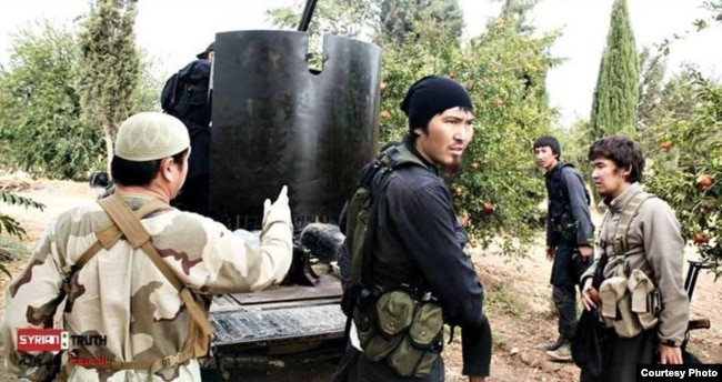 Боевики, воюющие в Сирии, внешне похожие на выходцев из Центральной Азии. Фото было размещено в Facebook'е в 2013 году