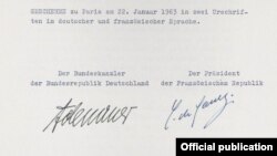 Tratatul de la Elysée. Semnătura lui Adenauer şi de Gaulle.