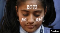 Індыйская студэнтка моліцца за ахвяру гвалту ў Нью Дэлі 31 сьнежня 2010 году