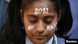 Поминалньая церемония по жертве группового изнасилования. Ахмедабад, декабрь 2012 года. Иллюстративное фото. 