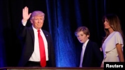 Дональд Трамп с женой и сыном перед выступлением после победы на выборах президента. Нью-Йорк, 9 ноября 2016 года.