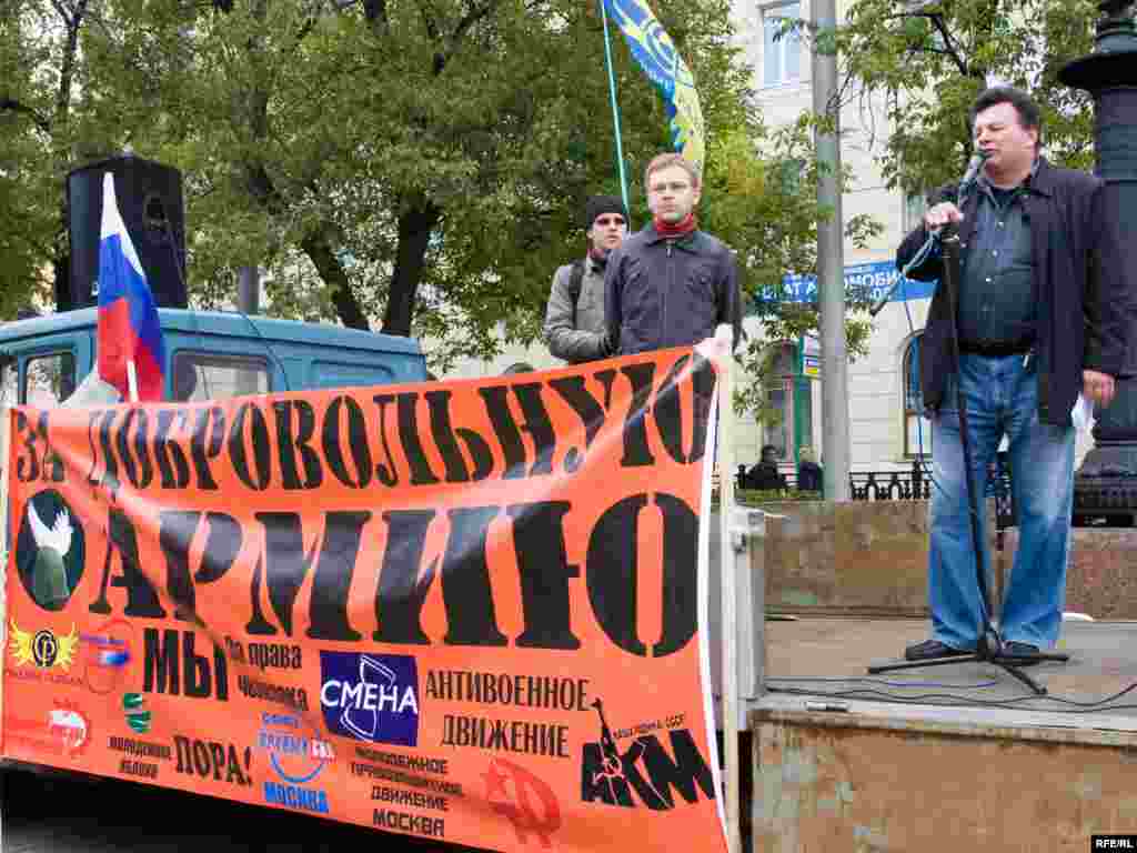 Один из организаторов митинга Михаил Кригер заметил, что он полностью согласен с лозунгом "России Молодой", но сильной может быть только профессиональная армия.