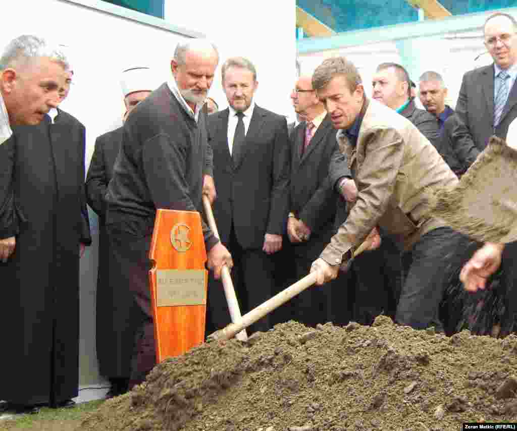 Bosanski Samac - Burial of former Bosnian Presidency member Sulejman Tihic, 27Sep2014