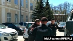 Федора Телина выводят из здания суда