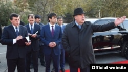 Президент Таджикистана Эмомали Рахмон (справа) с сыном Рустамом Эмомали, главой столичной администрации. Душанбе, 2 декабря 2017 года.