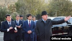 Президент Таджикистана Эмомали Рахмон и его сын Рустам Эмомали – мэр Душанбе. 2 декабря 2017 года.