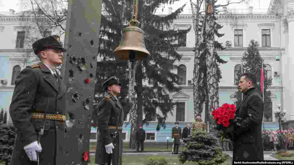 Президент України Володимир Зеленський&nbsp;поклав квіти до Пам&rsquo;ятного дзвона 