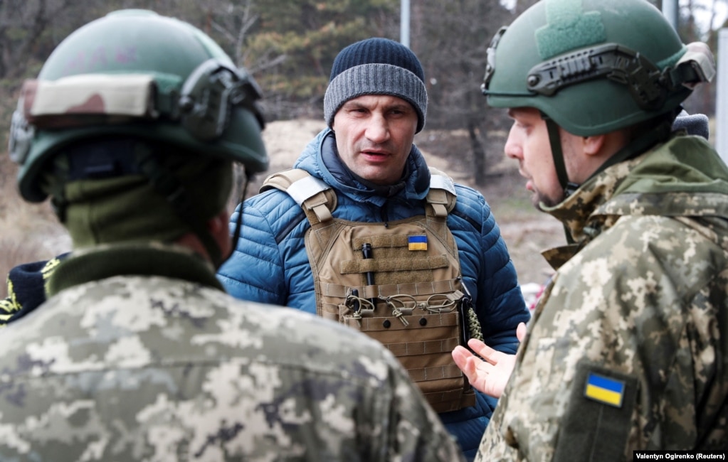 Kryetari i Kievit, Vitaliy Klitschko, duke vizituar një pikë kontrolli të Forcave të Mbrojtjes Territoriale të Ukrainës, në Kiev, më 6 mars.
