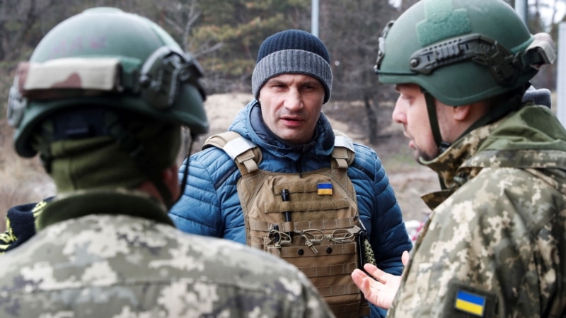 Мэр Киева сообщил об обстреле парковки на Подоле, есть погибший