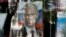 Портрет президента России Владимира Путина в витрине магазина. Симферополь, октябрь 2014 года