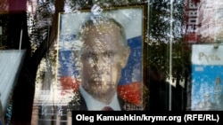 Портрет президента Росії Володимира Путіна у вікні магазину. Крим, Сімферополь, жовтень 2014 року