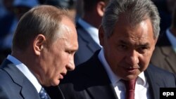 Ресей президенті Владимир Путин (сол жақта) мен қорғаныс министрі Сергей Шойгу.