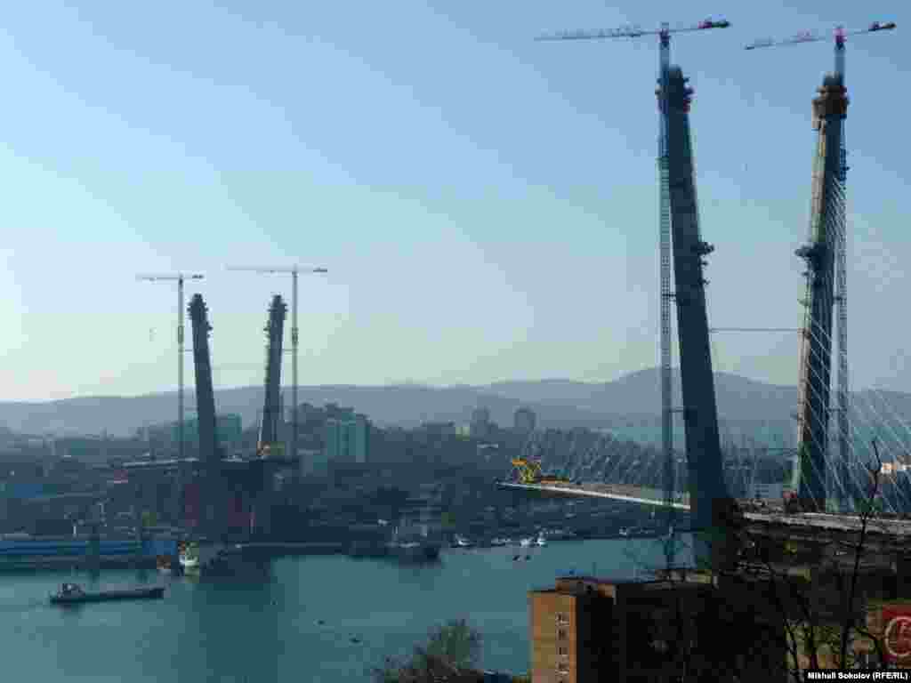 The construction of the shorter of the two bridges, across Golden Horn Bay in central Vladivostok, began in July 2008. 