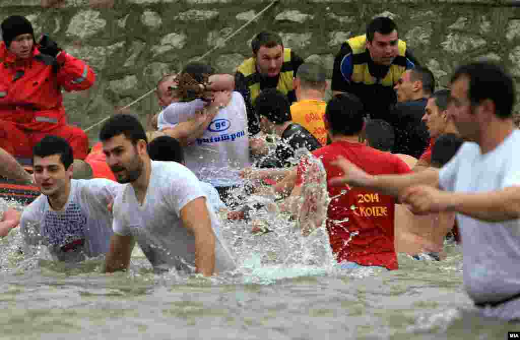 МАКЕДОНИЈА - За време на Водици, полицијата ќе има зголемена активност и има изготвено посебни планови за спречување на собири како мерка против ширењето на коронавирусот, информираше на денешната прес-конференција министерот за внатрешни работи Оливер Спасовски.