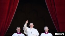 Papa Francisc rostind mesajul Urbi et Orbi de pe balconul bazilicii San Pietro de la Vatican, 25 decembrie 2019