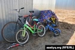 Жетесовтер отбасындағы балалардың велосипедтері. Ақтөбе, 30 шілде 2016 жыл.