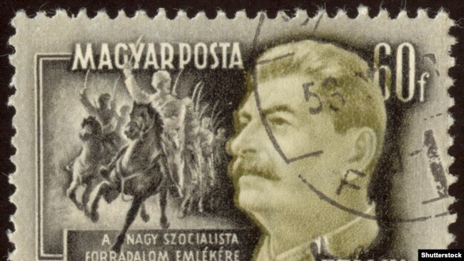 Timbru emis de Poșta Maghiară în 1952. Și Republica Populară Romînă și Republica Populară Maghiară, erau ocupate la acel moment de trupele sovietice. Armata Roșie s-a retras din România în 1958 „la schimb” cu încă un val de represiune draconic, iar din Ungaria, după 1989, eșalonat.