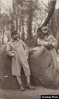 Ofițeri români în lagărul Dänholm-Stralsund, 1918 (Foto: Expoziția Marele Război, 1914-1918, Muzeul Național de Istorie a României, http://www.marelerazboi.ro/)