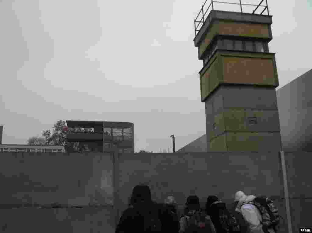 Туристи біля Центру документації Берлінської стіни. Центр збудовано зі справжніх решток стіни