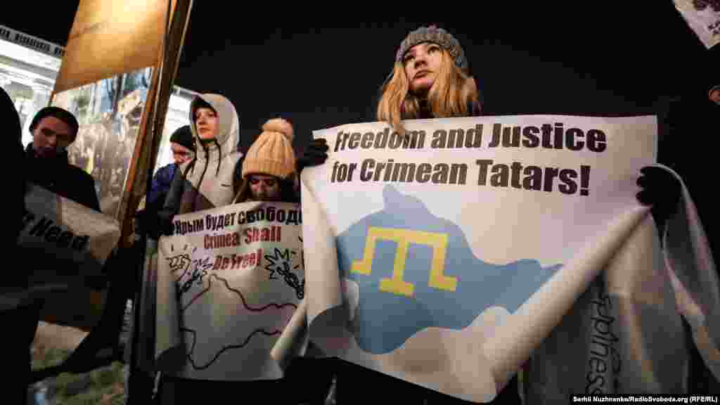 Напис на плакаті: &laquo;Свободу і справедливість кримським татарам&raquo;