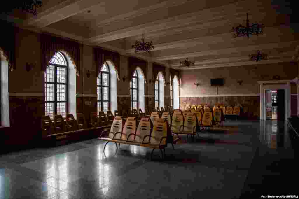 An empty hall at the Debaltseve train station