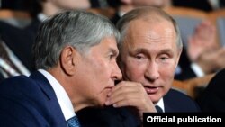 Алмазбек Атамбаев и Владимир Путин на открытии культурного форума в Санкт-Петербурге, 17 ноября 2017 г.