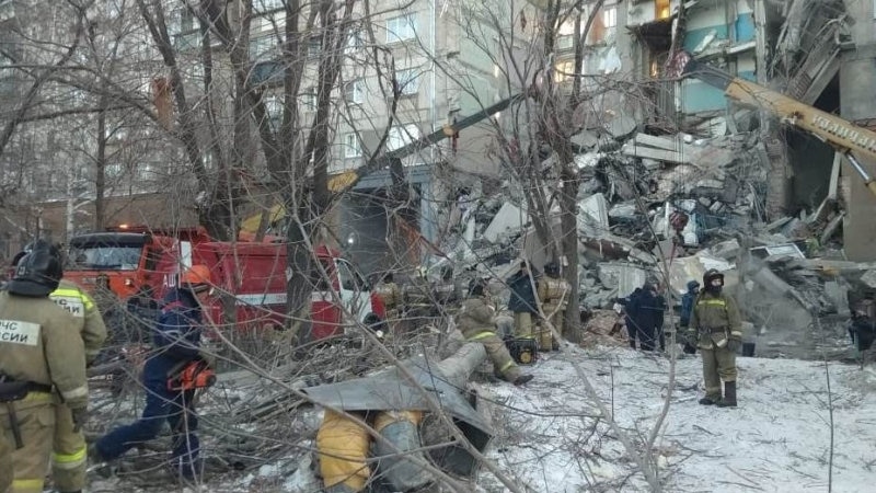 O explozie de gaz a provocat peste noapte prăbușirea parțială a unui bloc-turn în orașul Magnitogorsk în Rusia