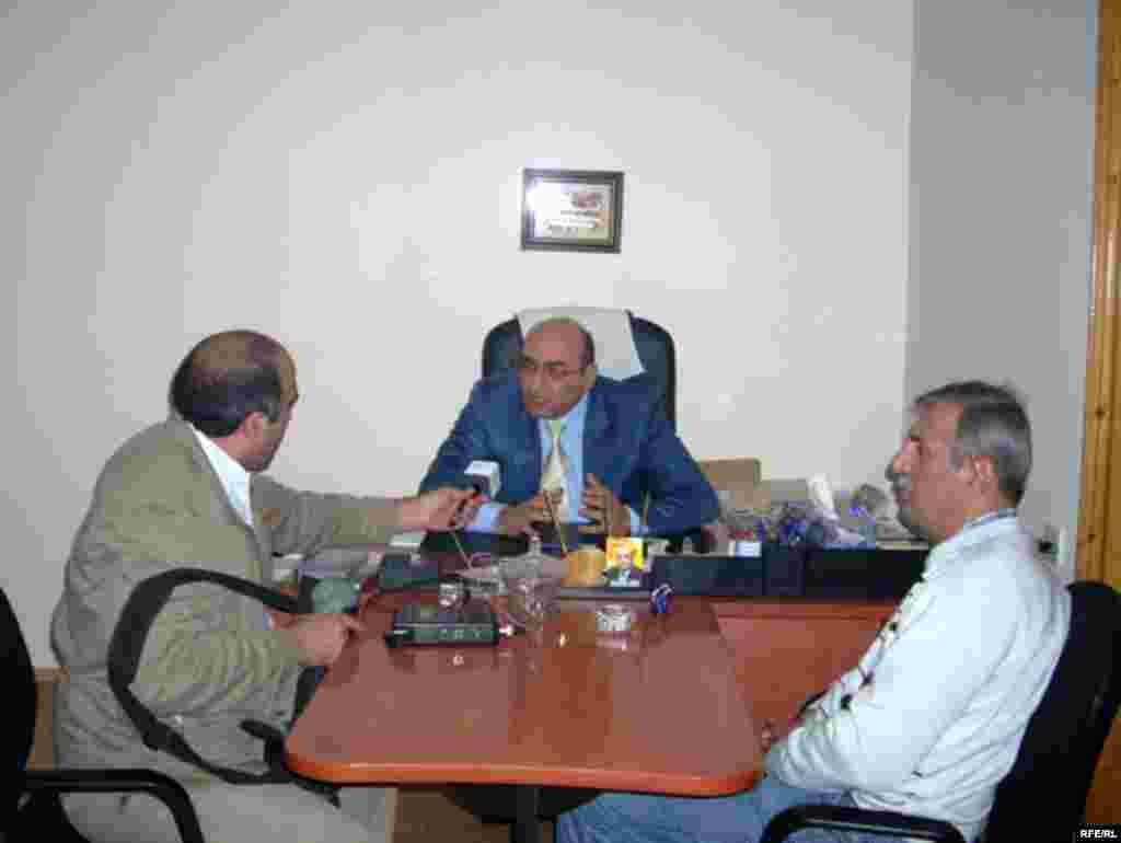 Prezidentliyə namizəd, Ümid Partiyasının sədri İqbal Ağazadənin seçki qərargahı elə partiyanın mərkəzi ofisində yerləşir. Qərargahda deyirlər ki, hər gün onlara vətəndaşlardan təqribən 300-ə yaxın zəng gəlir. Bəzən insanlar seçkiyə hazırlıq işləri ilə tanış olmaq üçün qərargaha da gəlirlər. Ancaq biz qərargahda olanda ora hər hansı vətəndaşın gəlməsi ilə rastlaşmadıq. Bununla belə qərargahda işgüzar əhval-ruhiyyə var idi...